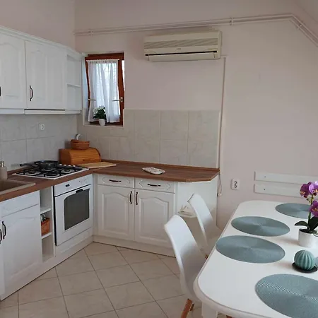 Lent A Parton Apartmanhaz Balatonudvari